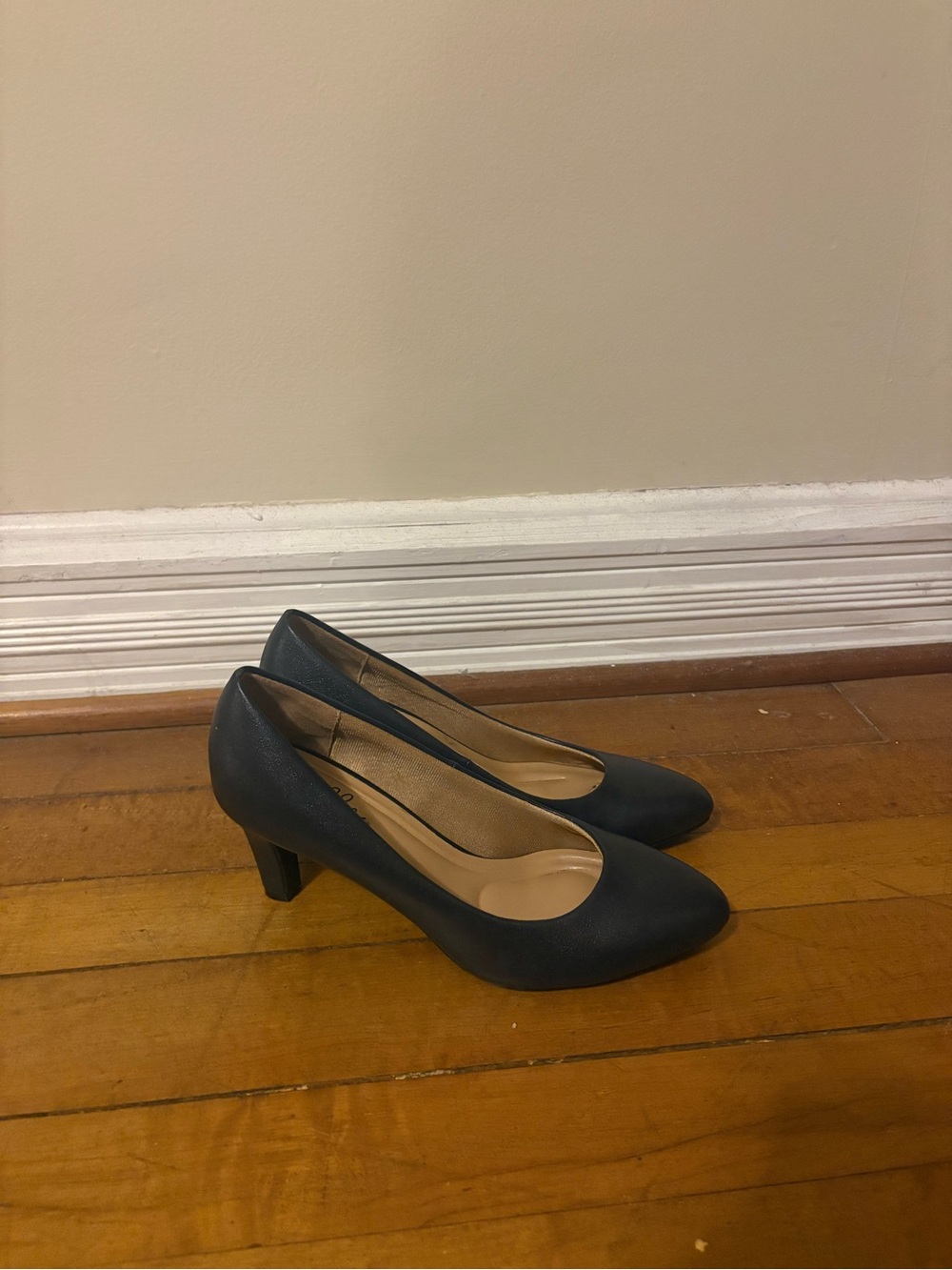Classic Women's Navy Mid-Heel Pumps